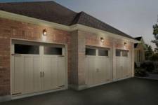 Vous aimeriez acheter une nouvelle porte de garage en bois ou en acier?